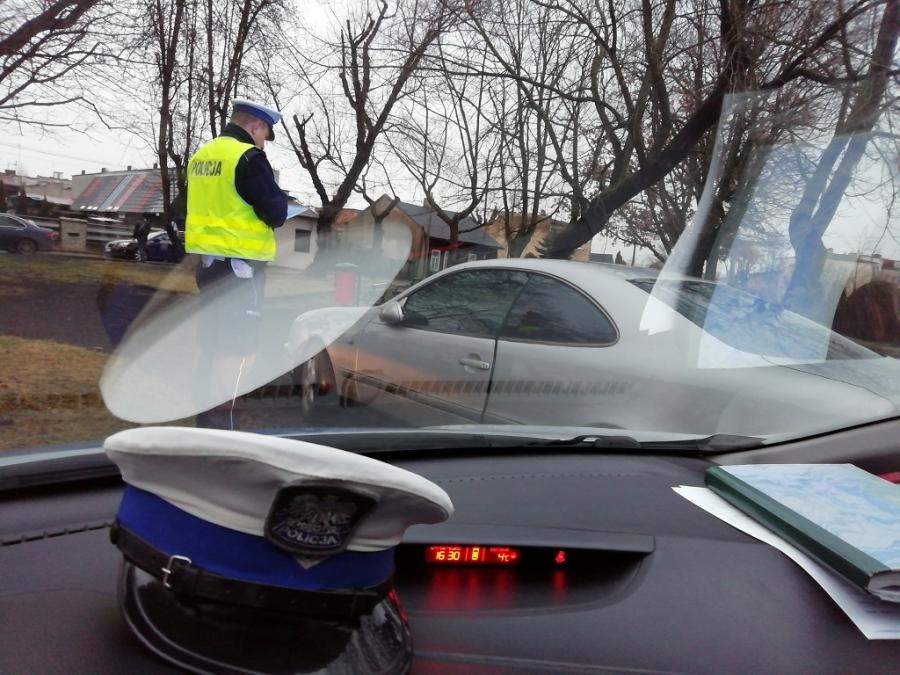 23-latka weszła pod koła mercedesa. Dostała mandat