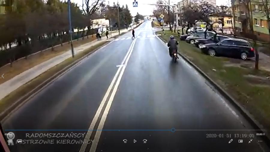 [FILM] Brzeźnicka: kierowca skutera w efektownym slalomie na przejściu