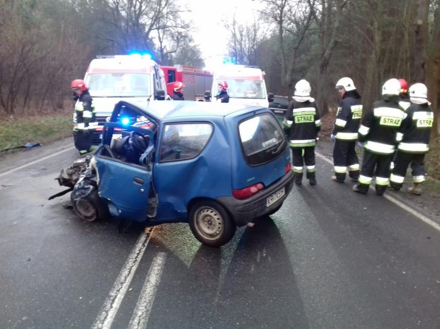 Kierowca seicento wyprzedzał kilka aut. Zderzył się z oplem