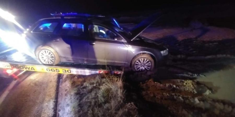 Audi A6 wpadło do rowu, w środku dwie osoby