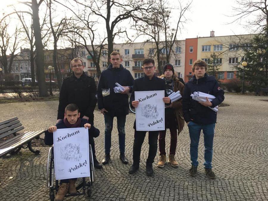 Kampania społeczna Kocham Polskę. Członkowie MW rozdawali plakaty