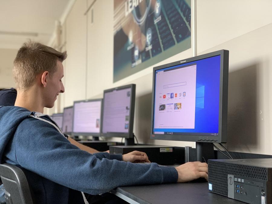 Uczniowie Mechanika korzystają już z nowej pracowni komputerowej