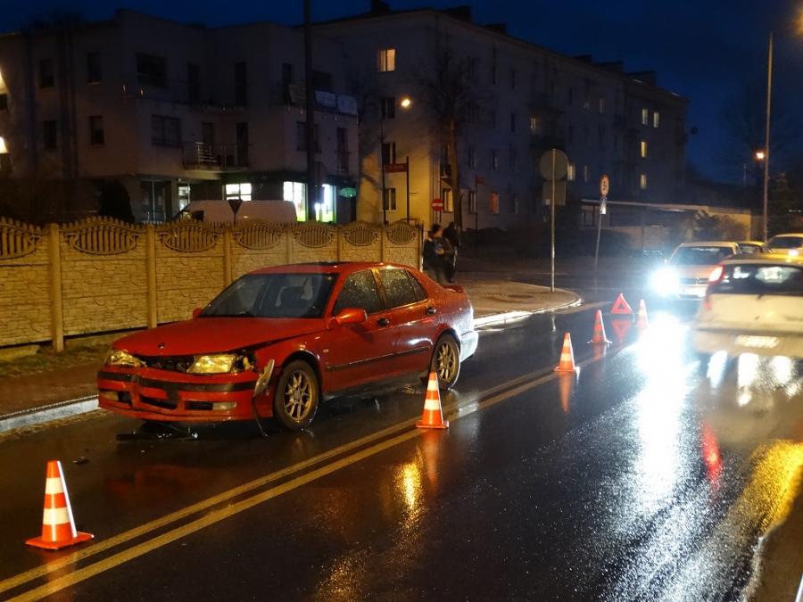 Zderzenie saaba z fiatem na skrzyżowaniu Tysiąclecia z Rolną
