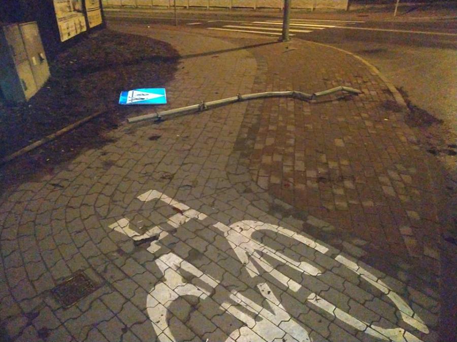 Rowerzysta: rurka od znaku w poprzek ścieżki i mógłbym do domu nie dojechać