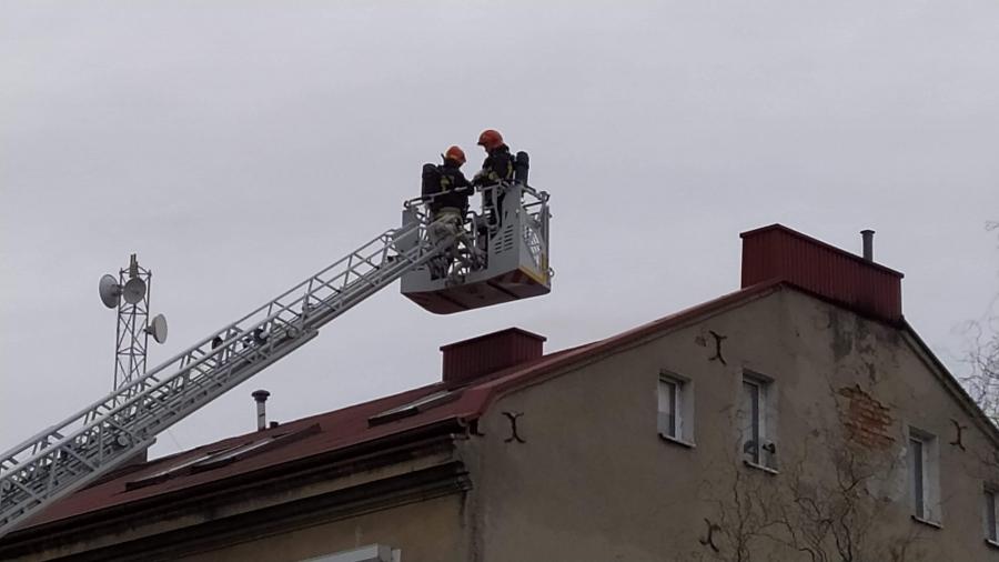 [FILM, ZDJĘCIA] Strażacy wezwani na ulicę Przedborską