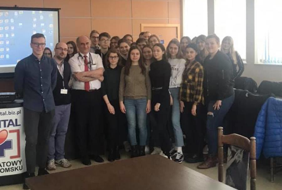 Licealiści na wykładzie z neurologii w Szpitalu Powiatowym