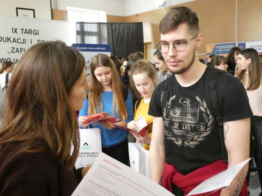 [ZDJĘCIA] Targi Edukacji i Pracy w II LO. W salach tłok