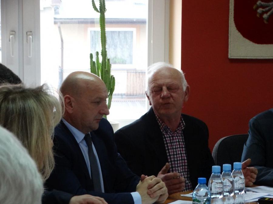 Sesja w gminie Radomsko: burzę wywołały opłaty za reklamy w pasie drogowym