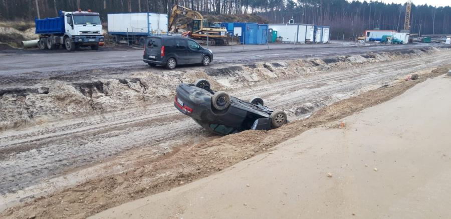 [ZDJĘCIA] DAF zajechał drogę kierowcy seata. Auto osobowe dachowało