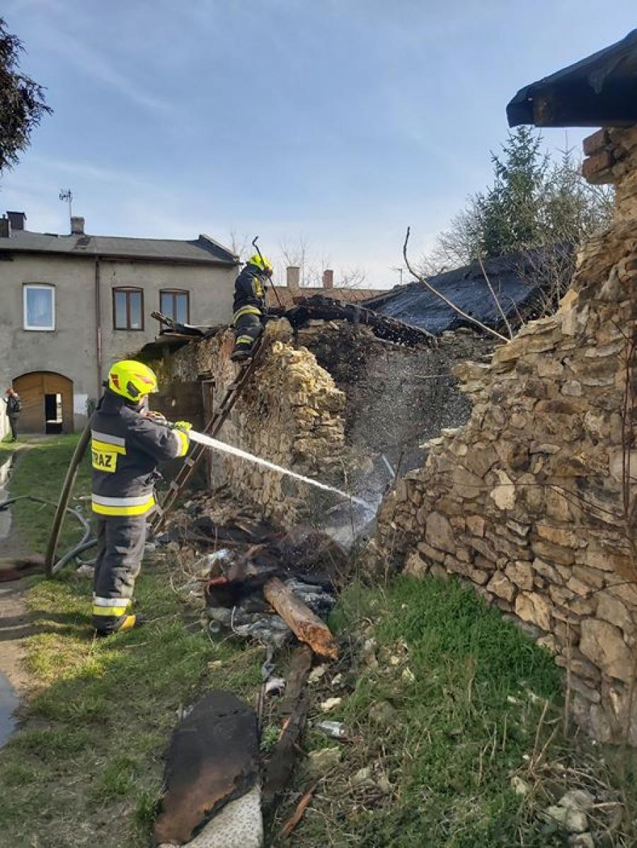 Podpalił śmieci w starej szopie