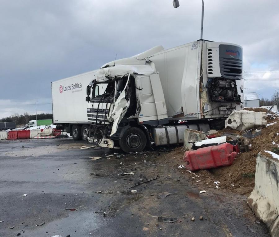 Zderzenie dwóch ciężarówek na Gierkówce. Bo było ślisko