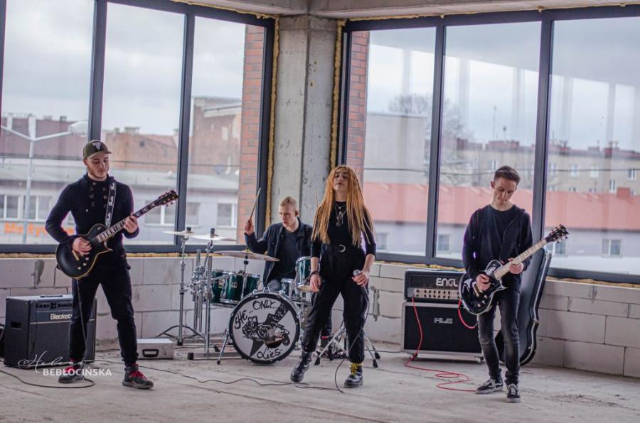 [FILM] She Only Lies i premiera singla 