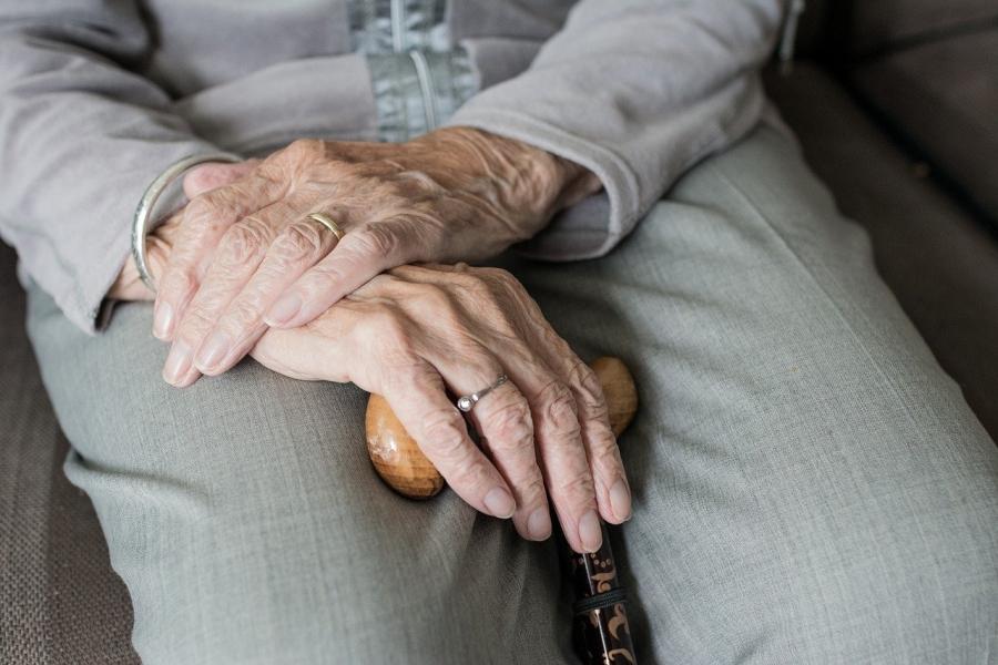 [KORONAWIRUS] Seniorze, ćwicz. Bezpłatne ćwiczenia w domu.