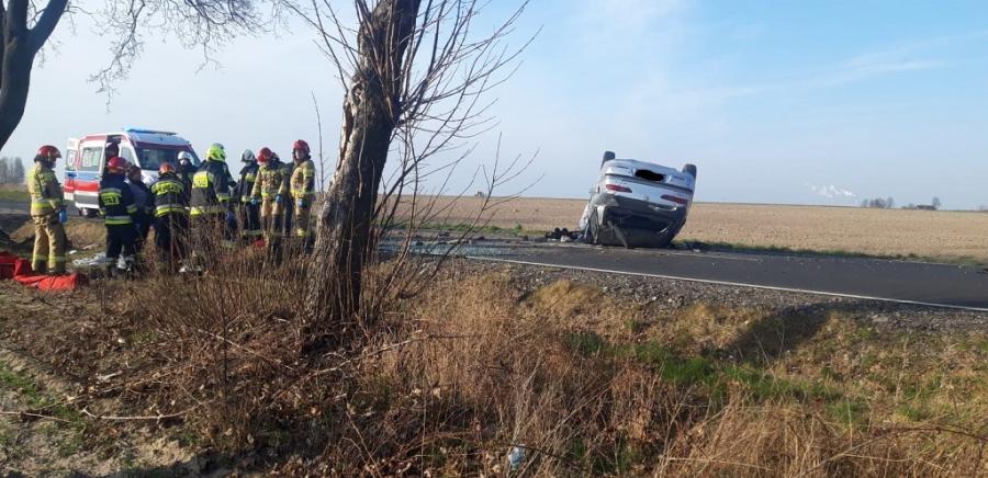 Stracił panowanie nad autem, które uderzyło w drzewo i dachowało