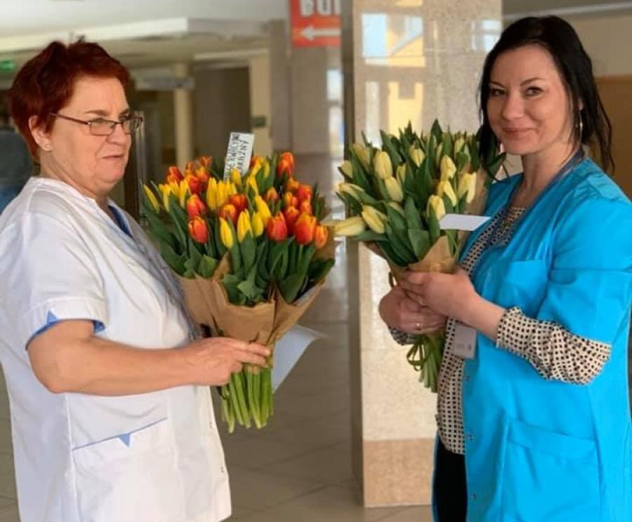 [KORONAWIRUS] Kwiaciarnia Impresja obdarowała personel szpitala kwiatami