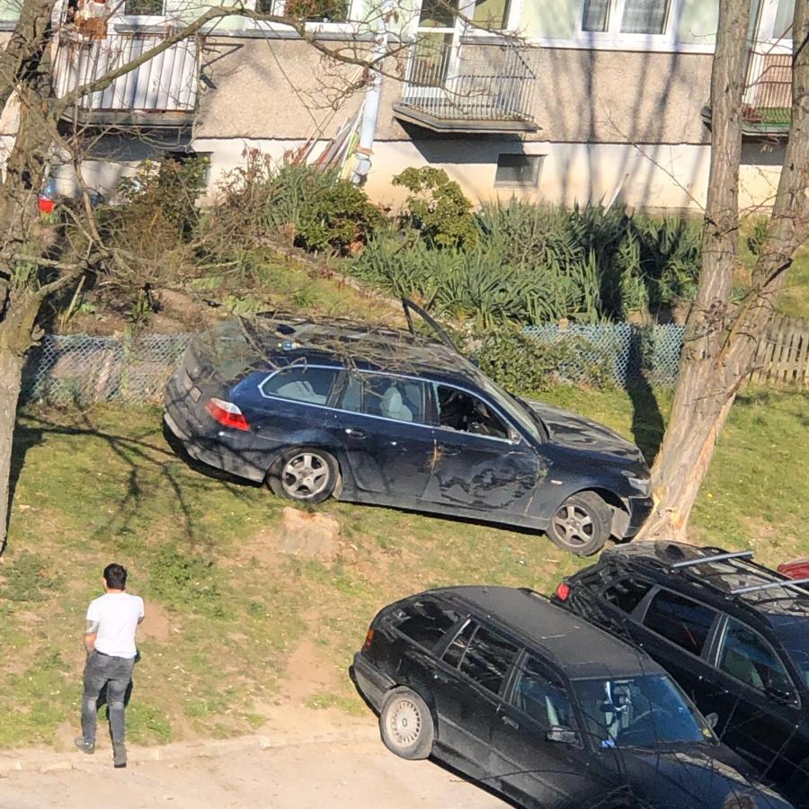 48-latka uderzyła w dwa zaparkowane auta. I drzewo