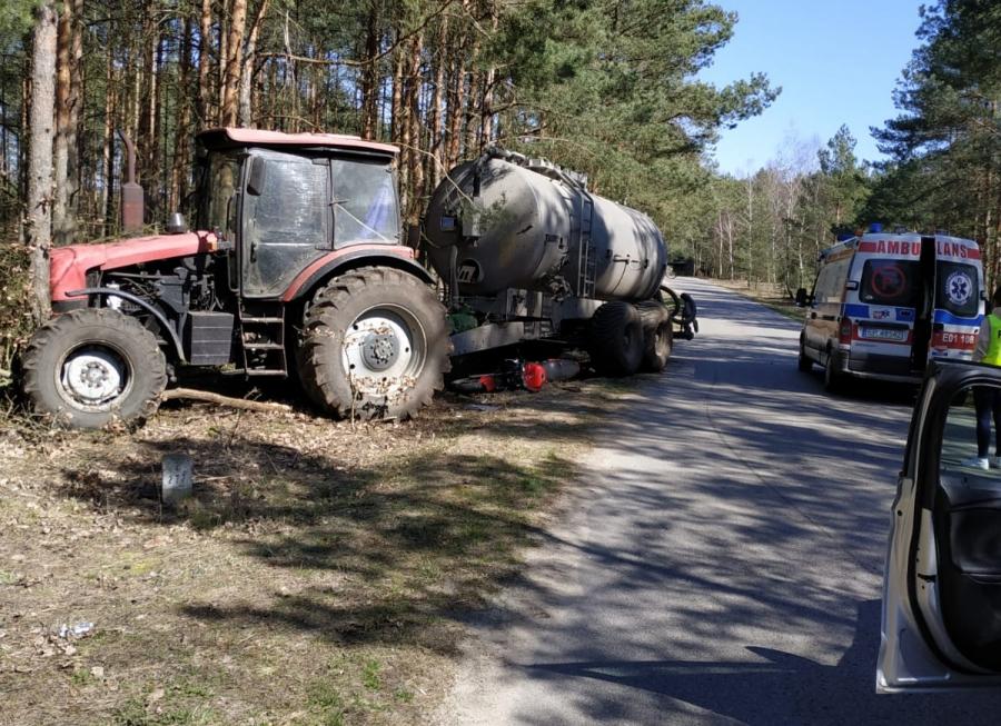 21-letni motocyklista bez prawa jazdy uderzył w ciągnik rolniczy