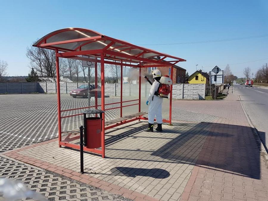 [KORONAWIRUS] Strażacy dezynfekują przystanki autobusowe