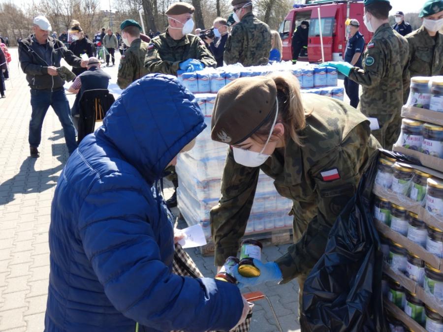 [KORONAWIRUS] Podopieczni MOPS-u otrzymali żywność. W towarzystwie policji i żołnierzy
