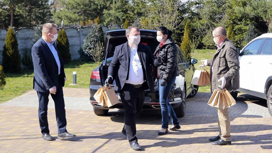 KORONAWIRUS] Życzenia przez megafon i prezenty z daleka