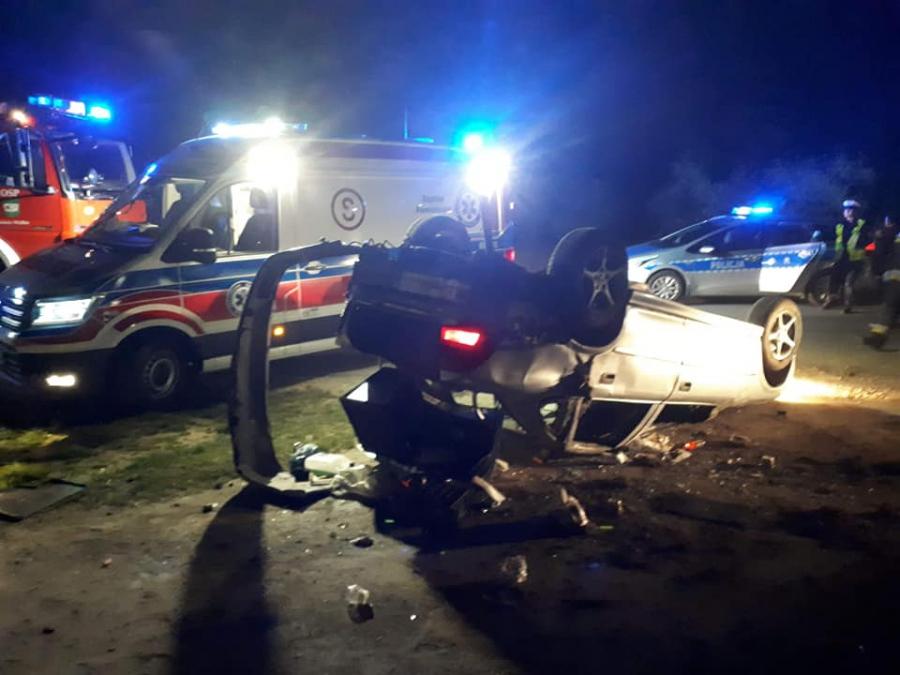 Między Łowiczem a Przybyszowem dachował samochód
