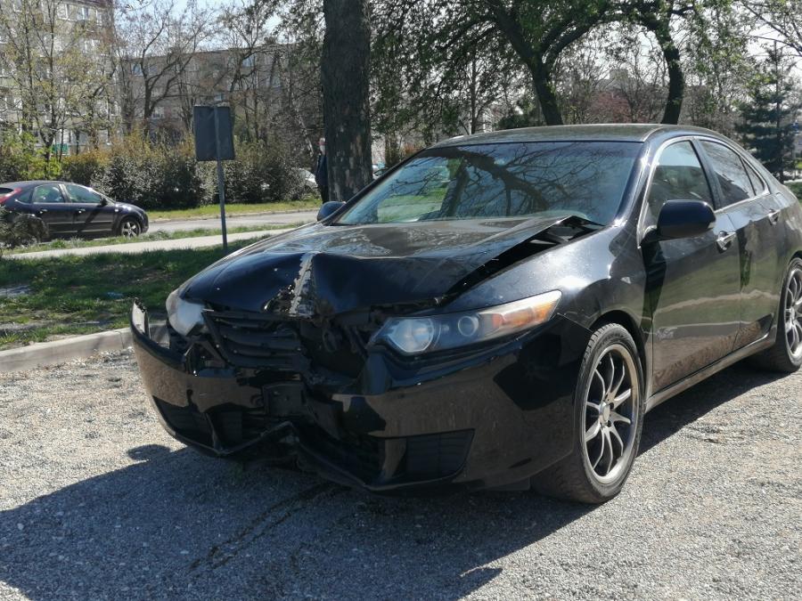 Policja szuka kierowcy, który rozbił hondę na słupie i uciekł