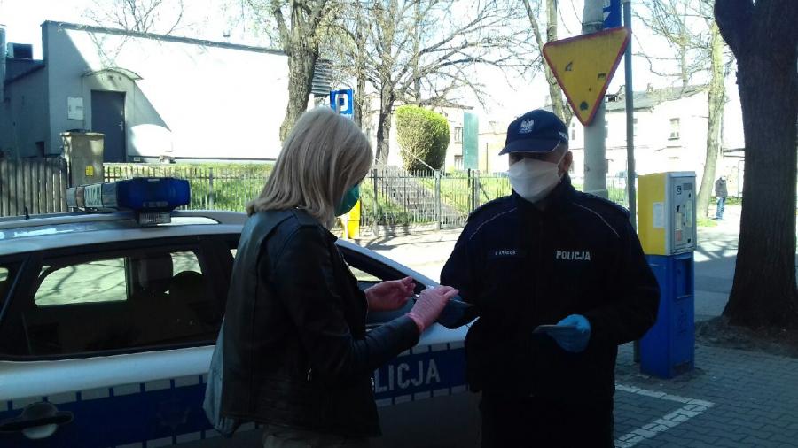 [KORONAWIRUS] Radomszczańscy policjanci rozdają maseczki ochronne