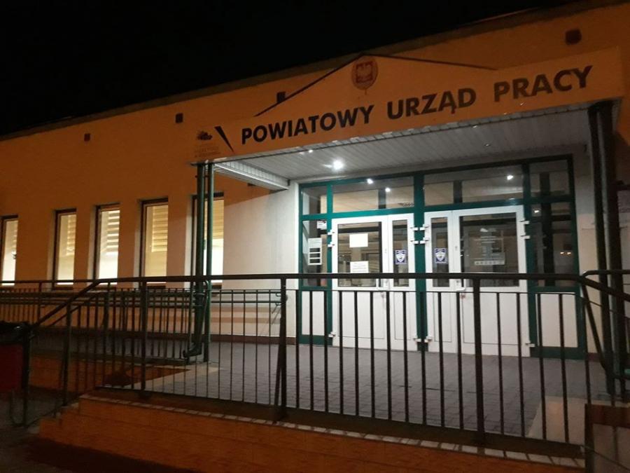 Pracownicy PUP-u w pracy o czwartej rano. Bo tyle jest pracy