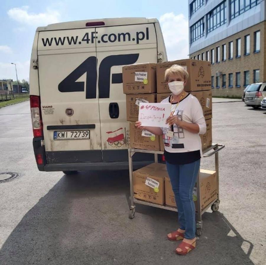 Maseczki i sprzęt dla pracowników szpitala. Pomoc nie ustaje