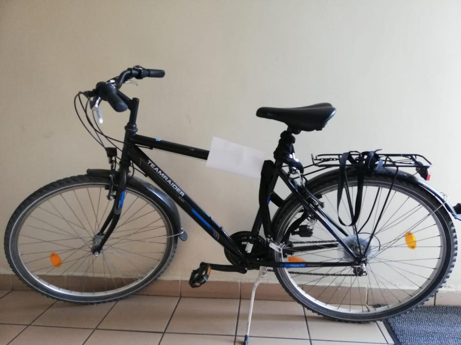 Policjanci proszą rowerzystę, żeby zgłosił się po rower. I po mandat