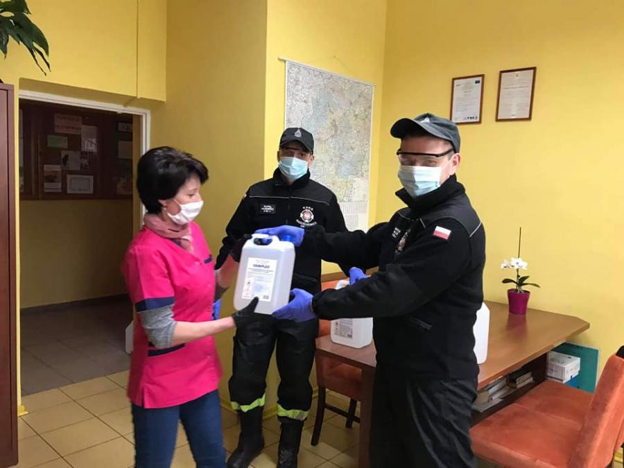 Strażacy z Radziechowic Drugich dostarczyli płyn