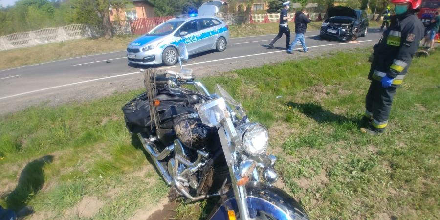 [ZDJĘCIA] Motocyklista wyprzedzał, kierowca mitsubishi skręcał na posesję
