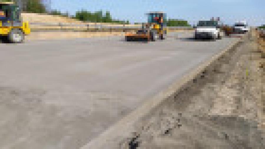 Etap układania betonowej nawierzchni na A1 za Radomskiem rozpoczęty