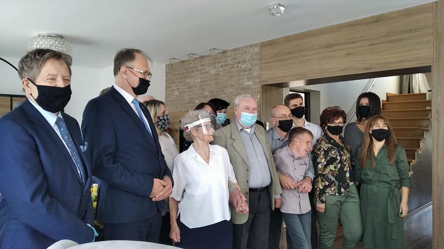100 urodziny pani Anna Skóry z Radomska. Były życzenia, kwiaty i tort