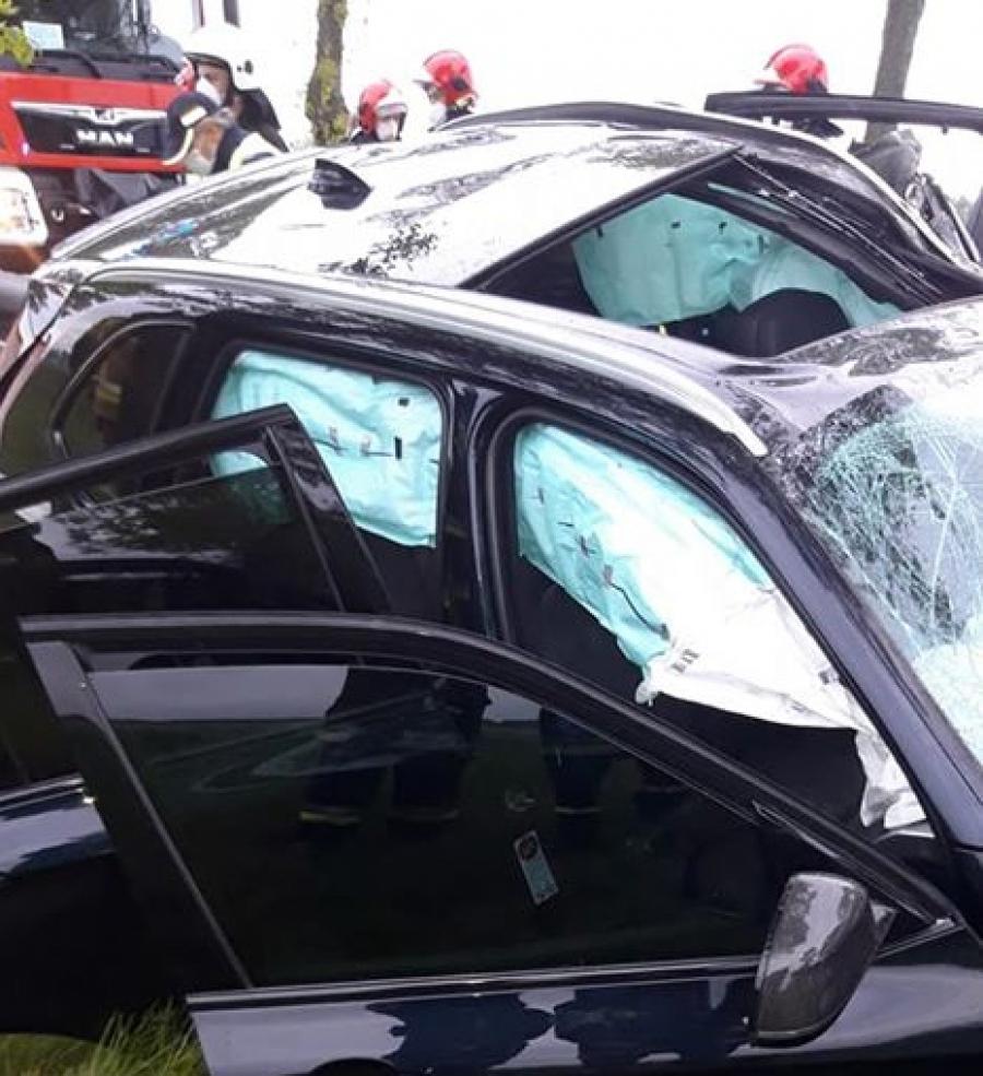 [ZDJĘCIA] Zginął 23-letni radomszczanin. BMW uderzyło w drzewo