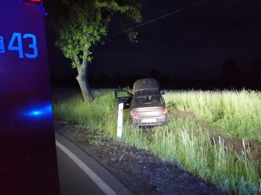 Jedlno Pierwsze: wypadł z drogi na zakręcie i dachował