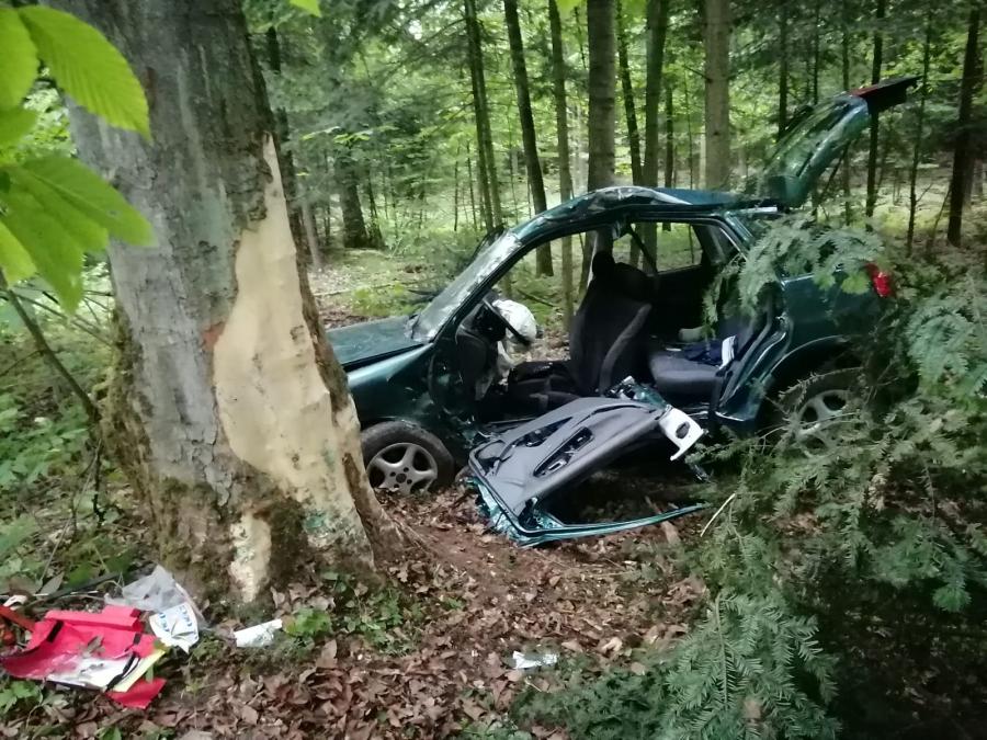 [ZDJĘCIA] Wypadek w miejscowości Celina. 21-letni kierowca w poważnym stanie