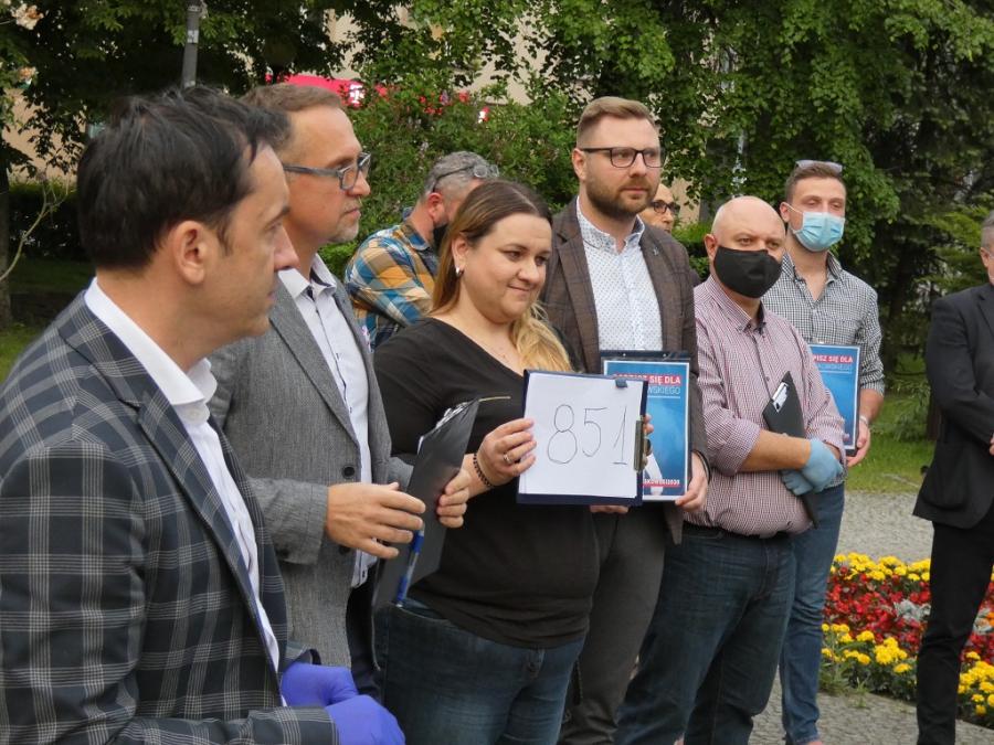 [WIDEO] PO: 851 podpisów dla Trzaskowskiego w 12 godzin. Na początek