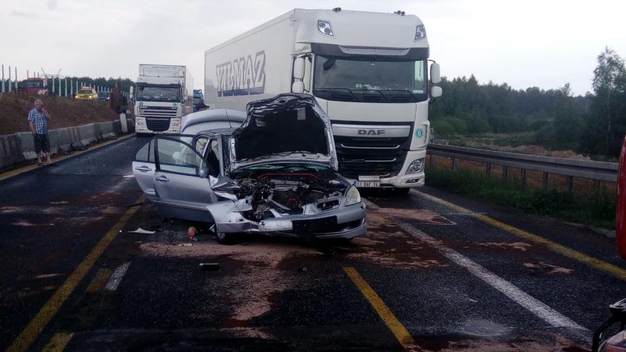 Zderzenie mitsubishi z DAF-em. Dwie osoby w szpitalu