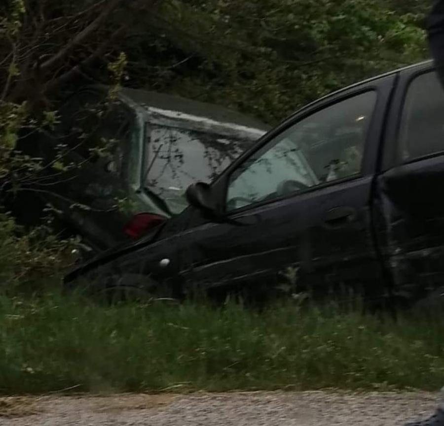 Wypadek na drodze do Pławna. Dwa auta w rowie