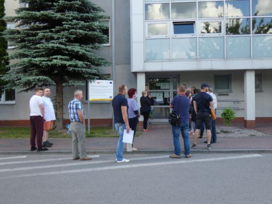 O kolejkach pod starostwem jest głośno od lat. Urząd „przyjazny” mieszkańcom?