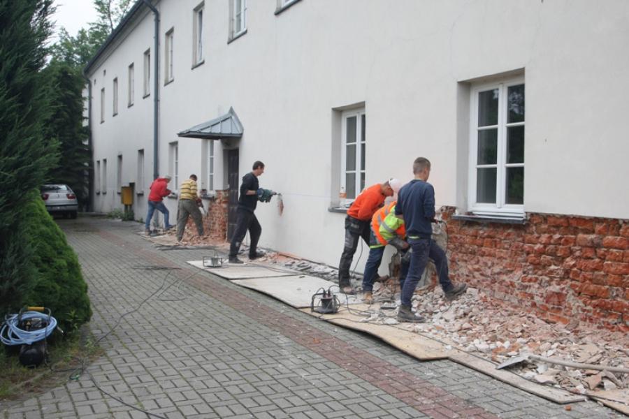Remont klasztoru oo. Franciszkanów: ściany trzeba osuszyć, odgrzybić i pomalować