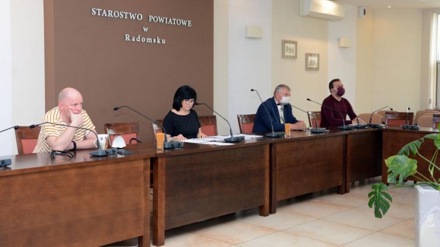 - Bo pociągi hałasują - skarży się mieszkaniec ul. Piłsudskiego