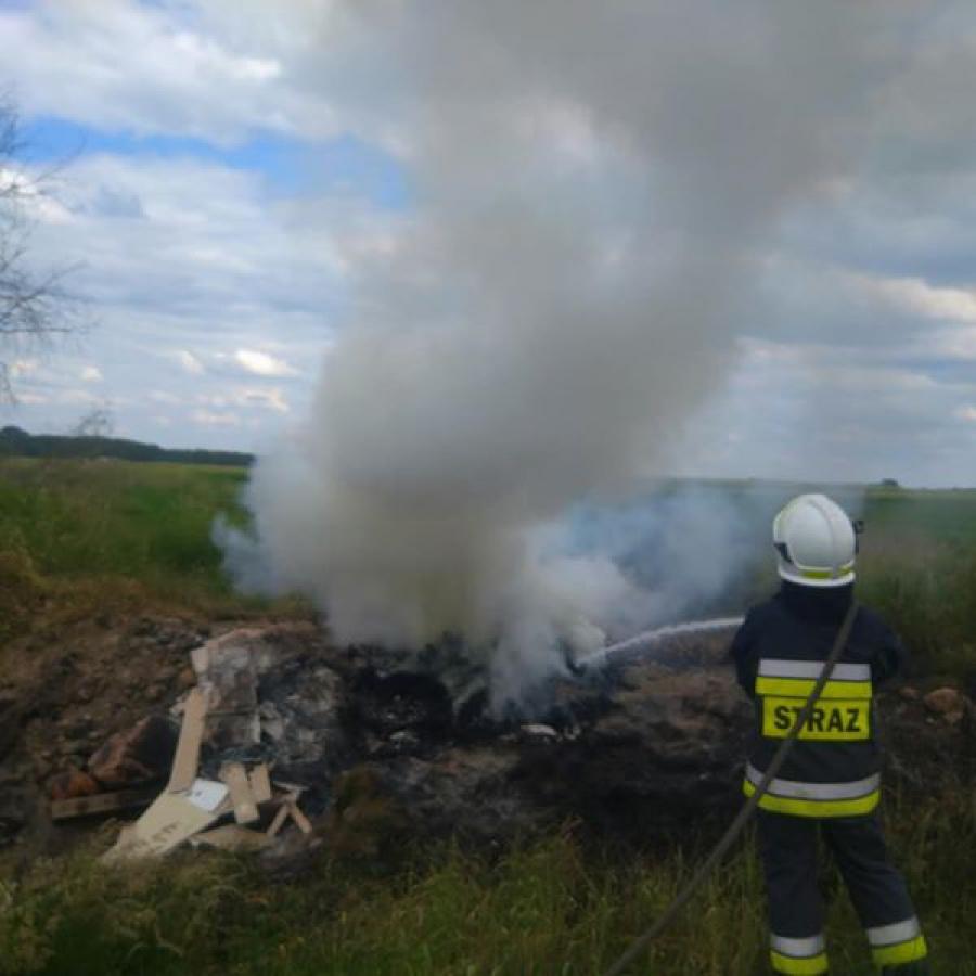 Pożar dzikiego wysypiska śmieci w gminie Wielgomłyny