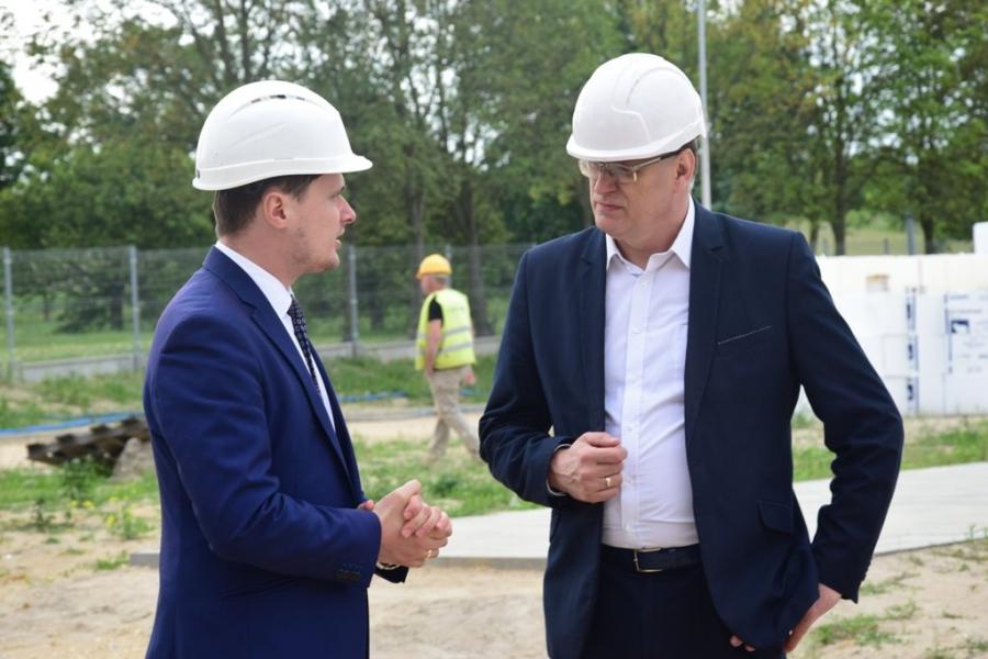 Prezydent Ferenc i wicewojewoda Ciecióra na budowie basenu