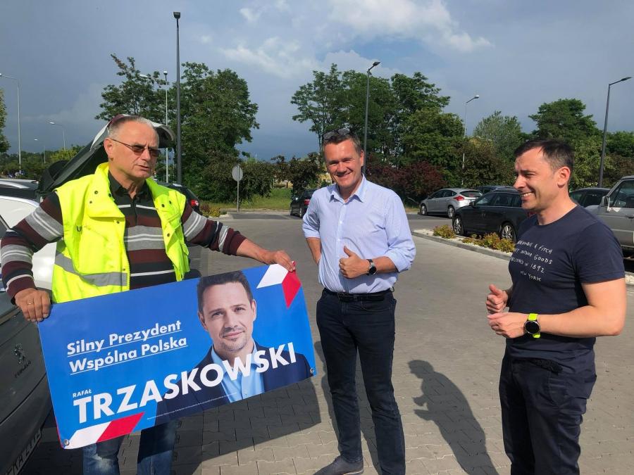 Działacze radomszczańskiej PO rozdawali plakaty Rafała Trzaskowskiego