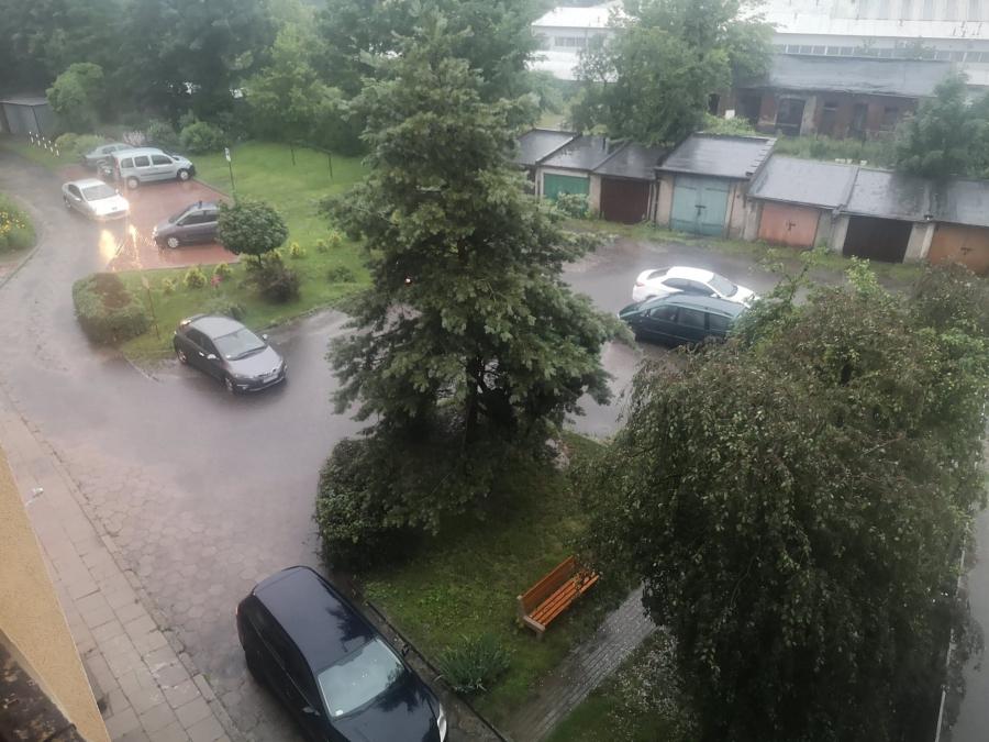 Zalane ulice i piwnice. Nawałnica przeszła nad Radomskiem