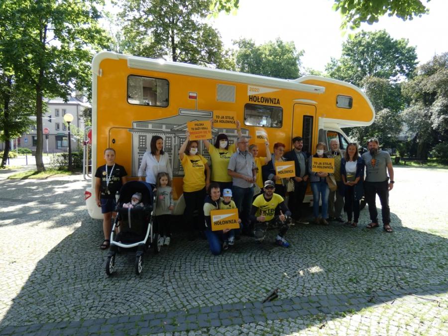 Bus Szymona Hołowni dotarł do Radomska, z małym opóźnieniem