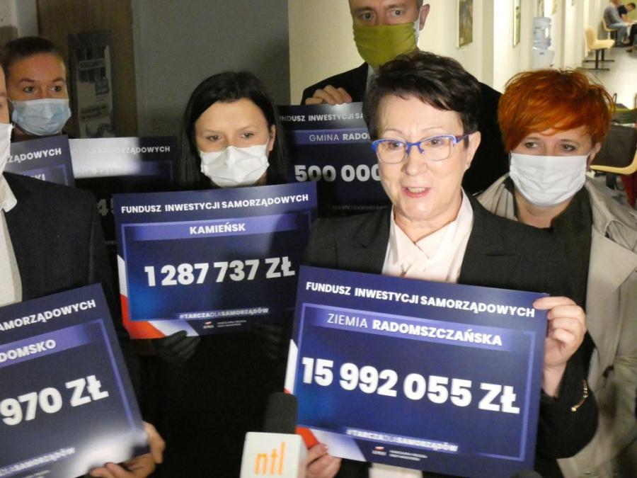 Poseł Milczanowska przekazała czek staroście Pokorze