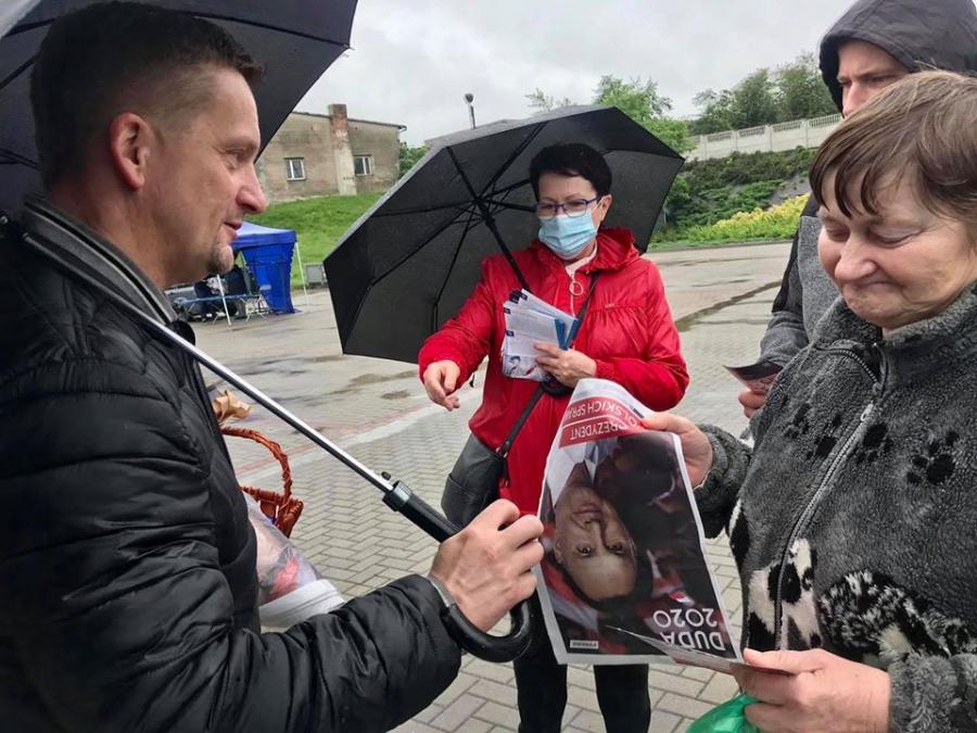 Posłowie PiS rozdawali czeki w gminach i zachęcali do głosowania